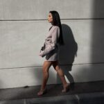 Julia Morgante Instagram - au cas ou des fois j’oublierais que je sais également porter une robe et des talons… encore une tenue full @prettylittlething pour ne pas changer 👽 #collaborationcommerciale