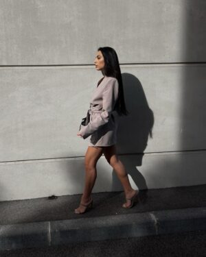 Julia Morgante Instagram - au cas ou des fois j’oublierais que je sais également porter une robe et des talons… encore une tenue full @prettylittlething pour ne pas changer 👽

#collaborationcommerciale