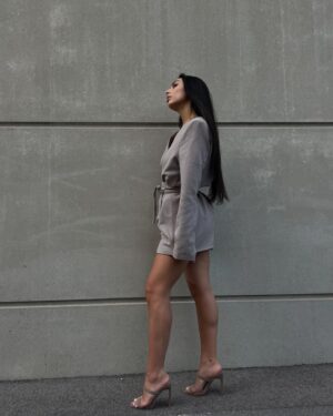 Julia Morgante Instagram - au cas ou des fois j’oublierais que je sais également porter une robe et des talons… encore une tenue full @prettylittlething pour ne pas changer 👽

#collaborationcommerciale