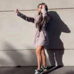 Julia Morgante Instagram - au cas ou des fois j’oublierais que je sais également porter une robe et des talons… encore une tenue full @prettylittlething pour ne pas changer 👽 #collaborationcommerciale