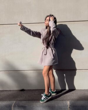 Julia Morgante Instagram - au cas ou des fois j’oublierais que je sais également porter une robe et des talons… encore une tenue full @prettylittlething pour ne pas changer 👽

#collaborationcommerciale