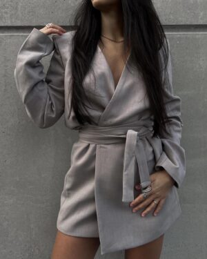 Julia Morgante Instagram - au cas ou des fois j’oublierais que je sais également porter une robe et des talons… encore une tenue full @prettylittlething pour ne pas changer 👽

#collaborationcommerciale