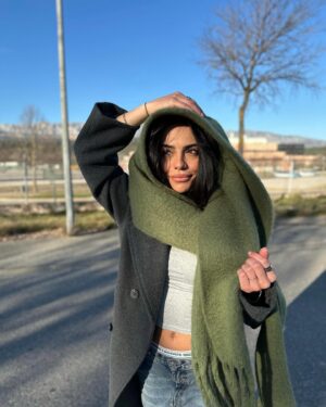 Julia Morgante Instagram - 17 degrés en février je m’en fiche laissez moi rentabiliser mon écharpe 🐊 bon week-end en ce joyeux dimanche ensoleillé !