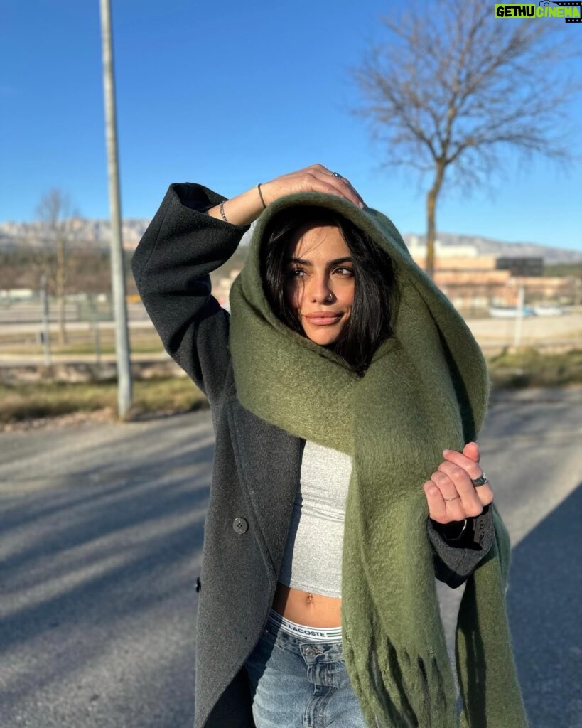 Julia Morgante Instagram - 17 degrés en février je m’en fiche laissez moi rentabiliser mon écharpe 🐊 bon week-end en ce joyeux dimanche ensoleillé !
