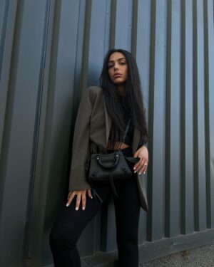 Julia Morgante Instagram - laquelle préférez-vous ? 🌵🪖📗
j’hallucine, il ne fait même pas encore assez frais pour pouvoir porter mes blazer dans la journée ! celui-ci est l’un de mes fav, de chez @hm 

manucure : @les._.demoiselles
bouche : @lestudiodusourcil