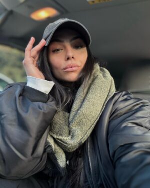 Julia Morgante Instagram - je vous laisse philosopher à ma place 🫱🏼‍🫲🏽 bon courage pour cette nouvelle semaine qui arrive, j’sais pas pour vous mais les débuts de 2024 me laissent un peu perplexe 🙎🏻‍♀️
