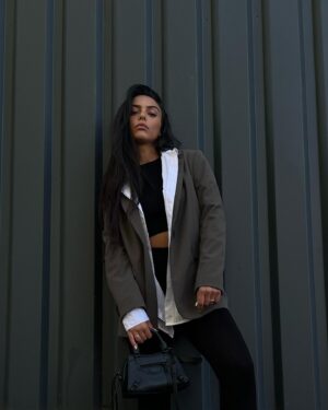 Julia Morgante Instagram - laquelle préférez-vous ? 🌵🪖📗
j’hallucine, il ne fait même pas encore assez frais pour pouvoir porter mes blazer dans la journée ! celui-ci est l’un de mes fav, de chez @hm 

manucure : @les._.demoiselles
bouche : @lestudiodusourcil