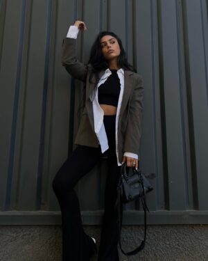 Julia Morgante Instagram - laquelle préférez-vous ? 🌵🪖📗
j’hallucine, il ne fait même pas encore assez frais pour pouvoir porter mes blazer dans la journée ! celui-ci est l’un de mes fav, de chez @hm 

manucure : @les._.demoiselles
bouche : @lestudiodusourcil