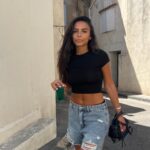 Julia Morgante Instagram - nouveau format ! 👽 bonne occasion de se faire plaisir pour la rentrée avec @sheinofficial et leurs big réductions, jusqu'à -80% sur les vêtements et tous les autres articles avec mon code : 23julia ref haut : SHEIN BASICS cap sleeve solid crop top 1981014 ref short : ripped raw hem denim shorts 16478463 @sheinfrance_ #firstdayvibes #backtoshool #sheinforall #ad