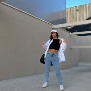Julia Morgante Instagram - swipez pour voir un petit giu heureuse 🤍 puis swipez encore pour me dire combien je mesure mdr, passez un bon dimanche la famille 🫶🏼