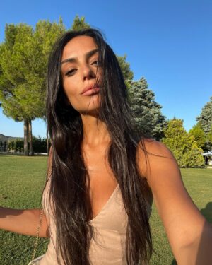 Julia Morgante Instagram - narcisse time 🪭 une robe, une crise d’allergie, un duck face de cagole & une tranche de jambon cru en ce dimanche caniculaire. (il fallait vraiment que je sois de mariage pour de nouveau porter une robe…)