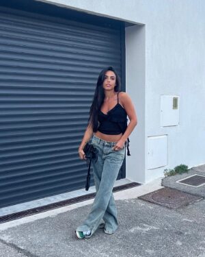 Julia Morgante Instagram - ce jean méritait un post à lui tout seul ! @prettylittlething 🩵