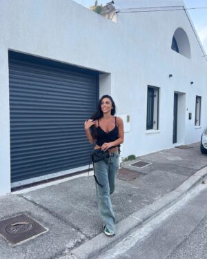 Julia Morgante Instagram - ce jean méritait un post à lui tout seul ! @prettylittlething 🩵