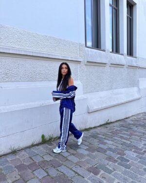 Julia Morgante Instagram - « j’aime pas le bleu » bien sûr oui, mais ça c’était avant de tomber sur cet ensemble magnifique signé @prettylittlething 🤤💙 #collaboration #plt