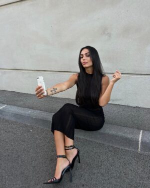 Julia Morgante Instagram - oui oui c’est bien moi, je me suis juste perdue sur le site @prettylittlething et j’ai pas pu résister à leur dernière collection en collab avec @naomi 🩶 

 #pltbynaomi #collaborationrémunérée