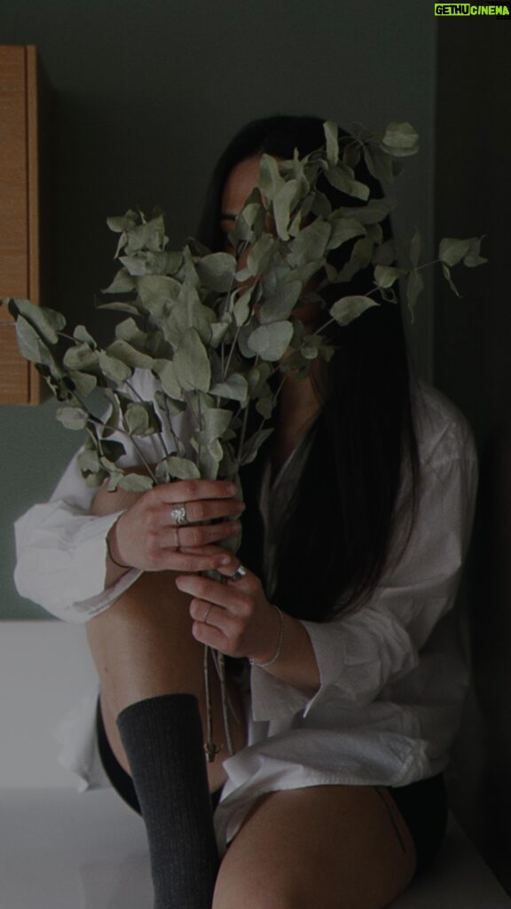 Julia Morgante Instagram - et en l’occasion de cette journée de la femme, un petit bouquet (un peu sec, ok j’vous l’accorde) à toutes mes meufs 🫶🏼 on va passer de futures semaines ensemble preparez-vouuuus !