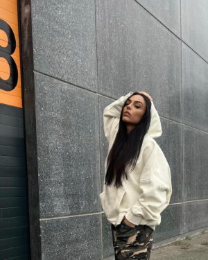 Julia Morgante Instagram - PASSION gros sweat oversize ! encore une tenue full @prettylittlething 🌵(et sans vouloir influencer personne, sachez qu’en ce moment le site présente -40%, bon timming pour se refaire une garde robe d’hiver oupsssiii)

#collaboration #jailissémafigure