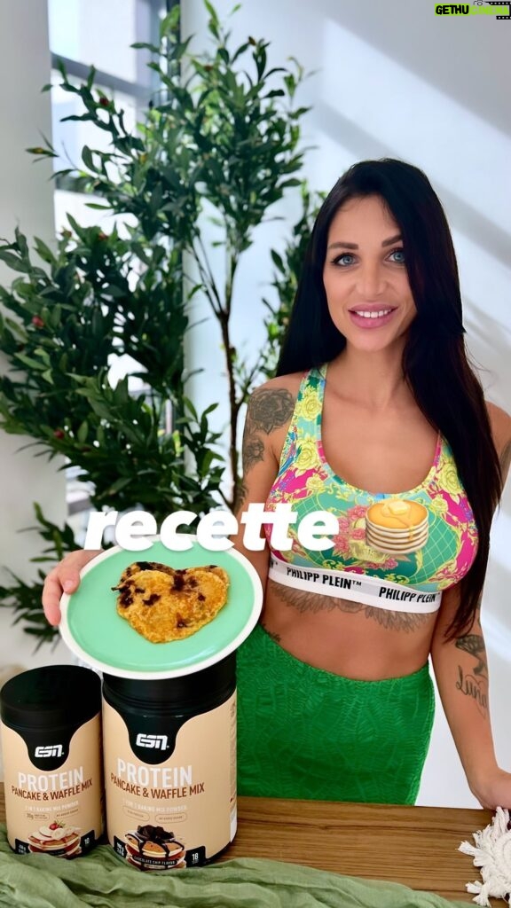Julia Paredes Instagram - Recette pancakes protéinés 🥞 De - 20 à -50 % avec le code « Parisi »sur le site ESN (lien dans ma bio), profitez-en c’est comme un mini black week! Il y a déjà pas mal de rupture de stock alors ne traînez pas 💪🏼 #esn#supplements#food#publicite#recette#fitness#healthylifestyle#instagood#instagram