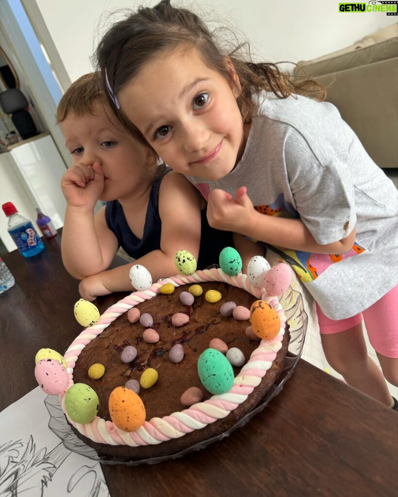 Julia Paredes Instagram - Joyeuses fêtes de Pâques 🐣 Mon état s’améliore je peux enfin profiter de ces moments si précieux avec mes amours ❤️ #happy#easter#paques#family#instagram#instagood#mum#mumlife#dubai