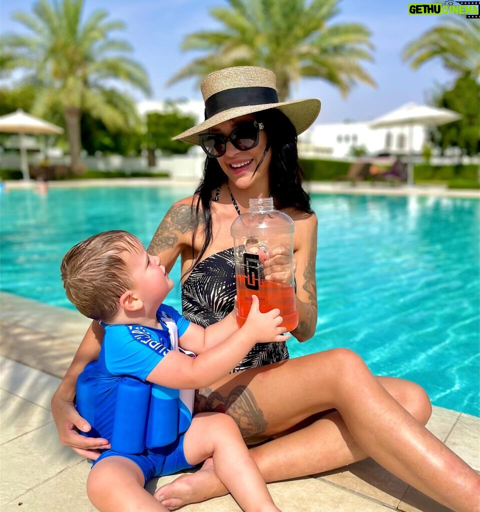 Julia Paredes Instagram - Stay hydrated 💦 Bon dimanche à tous #esn#publicite#sun#dubai#family#instagood#instagram