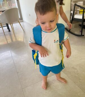 Julia Paredes Instagram - Rentrée pour mon vittorio aujourd’hui à la crèche ! Et première rentrée sans couche il est propre depuis un mois à 2 ans et 2 mois trop fière ! Il n’a pas pleuré et il était heureux de retrouver sa chérie de l’année dernière 🙈 
Demain c’est au tour de Luna ! J’espère que la rentrée de vos enfants se passe bien 🤩 
#dubai#school#backtoschool#nursery