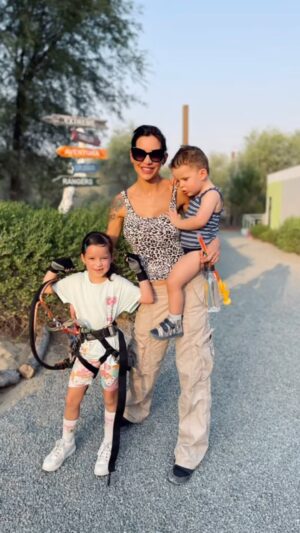 Julia Paredes Instagram - On a découvert un endroit incroyable aujourd’hui, de la nature et simplicité à Dubaï comme quoi c’est possible ;) 
Nous gardons les mêmes habitudes qu’avant, voilà pourquoi j’aime chercher et vous faire découvrir  ce genre d’activité 🤗 
Si vous donnez le code JULIAP10 vous aurez -10% pour le parc accrobranche . 
#accrobranche#zipline#dubai#nature#collaboration 
@maximeparisi_ifbbpro  @aventuraparks