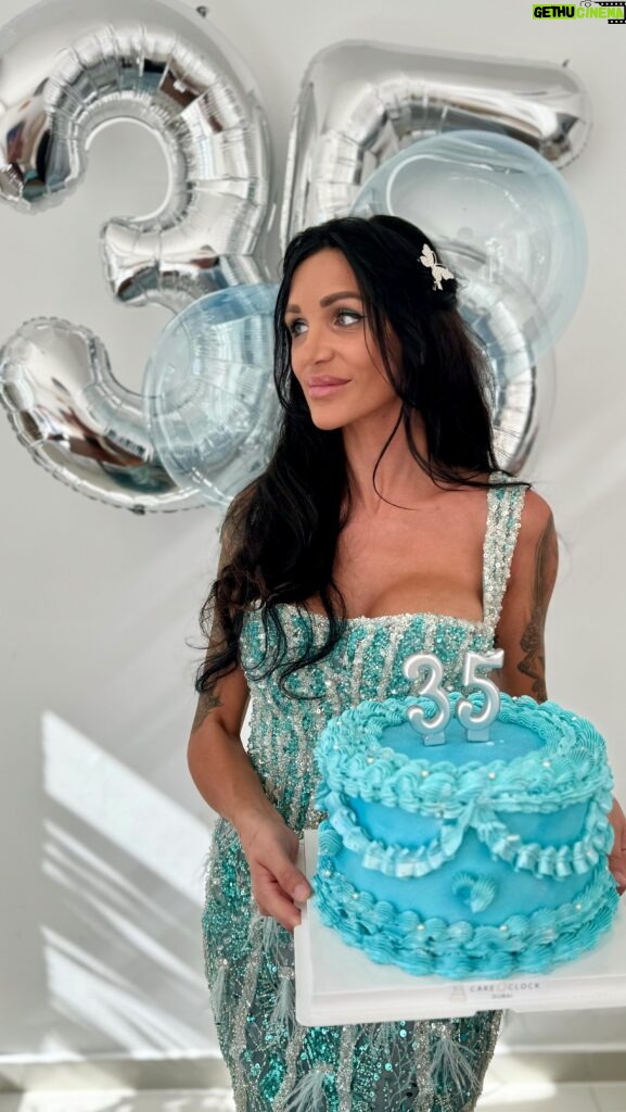 Julia Paredes Instagram - Bon , bienvenue (ou pas 😅) à mes 35 ans 🎂 Cake: @cakeoclockdubai Dress : @mahysa_couture #birthday#mum#kids#dubai#produitsofferts#mybirthday#instagram#instagood
