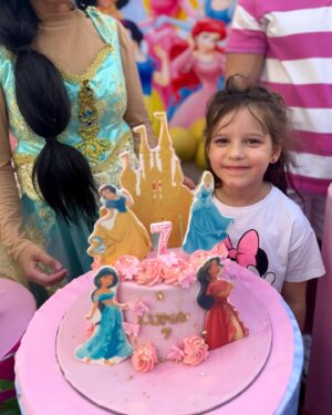 Julia Paredes Instagram - Un 7ème anniversaire parfait pour notre princesse 👸 
Merci aux prestataires, nos amis et ceux de Luna et la famille qui est venue de France . De beaux souvenirs pour Luna et tout le monde 💗
Catering and cake @lapatisseriedc 
Event @event.kids.dubai 
#birthday#anniversaire#daugher#girl#7yearsold#family #collaboration#catering#cake#frenchfood#dubai🇦🇪