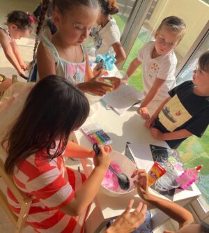 Julia Paredes Instagram - Back to school party! Histoire de fêter la rentrée et se retrouver les amis qu’on a pas eu l’occasion de voir pendant les vacances . La rentrée pour nous commence mardi , bonne rentrée si c’est pour demain et bonnes vacances aux parents 😅 
#backtoschool#friends#party#fun