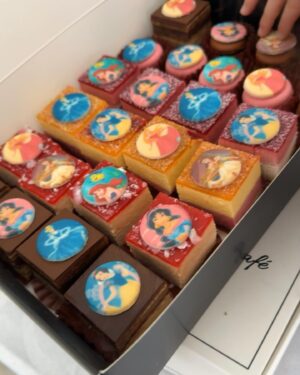 Julia Paredes Instagram - Un 7ème anniversaire parfait pour notre princesse 👸 
Merci aux prestataires, nos amis et ceux de Luna et la famille qui est venue de France . De beaux souvenirs pour Luna et tout le monde 💗
Catering and cake @lapatisseriedc 
Event @event.kids.dubai 
#birthday#anniversaire#daugher#girl#7yearsold#family #collaboration#catering#cake#frenchfood#dubai🇦🇪