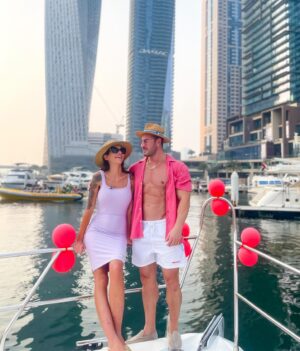 Julia Paredes Instagram - Suivez nos retrouvailles dans mamans et célèbres, demain 11h30 épisode inédit sur @tfxtv . Vous pourrez voir la petite surprise du bateau 🛥️ qui ne s’est pas passée comme prévu 😂 @maximeparisi_ifbbpro
