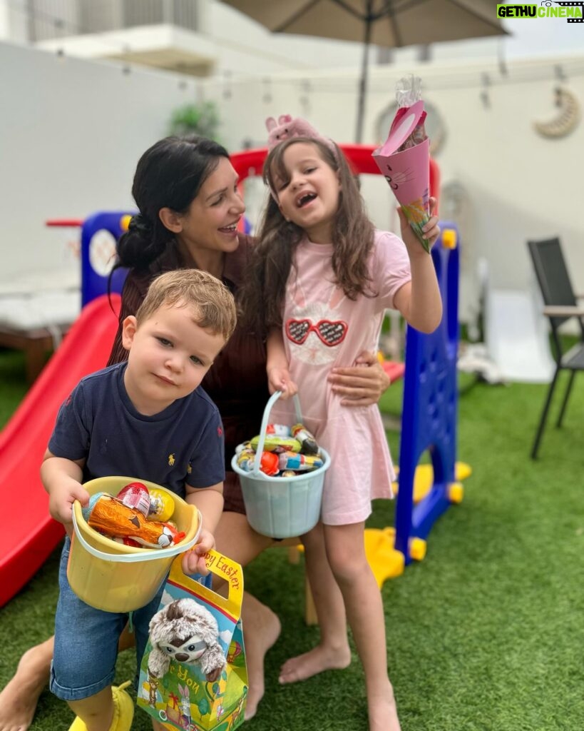 Julia Paredes Instagram - Joyeuses fêtes de Pâques 🐣 Mon état s’améliore je peux enfin profiter de ces moments si précieux avec mes amours ❤️ #happy#easter#paques#family#instagram#instagood#mum#mumlife#dubai