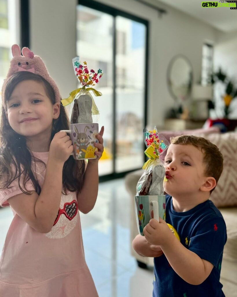 Julia Paredes Instagram - Joyeuses fêtes de Pâques 🐣 Mon état s’améliore je peux enfin profiter de ces moments si précieux avec mes amours ❤️ #happy#easter#paques#family#instagram#instagood#mum#mumlife#dubai