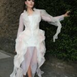 Julia Sanina Instagram - Звичайно, для такої важливої події як BAFTA TV Awards я обрала тотал-лук від українських дизайнерів. Для мене це принципово важливо. Сукню для церемонії від @valerykovalska обирали між чорною класичною та більш екстравагантною. Вибрали більш помітну — вона яскрава, але при цьому дуже ніжна. А ще вона відповідає настрою мого майбутнього туру Special Kiss. Квітковий силуєт сукні підкреслюють ніжні біло-рожеві відтінки. Туфлі — @kachorovska_atelier, сумка — @verbena_handbags, прикраси — діамантові сережки @sovajewels. Мейк-ап та зачіску робили теж українська команда @nencymakeup та @margaritakosheleva_, nails — @mvk.ua. Другий образ — піджак та червона спідниця для after-party BAFTA — від @darja_donezz. Style @slavachaika Фото: @sovadalufer
