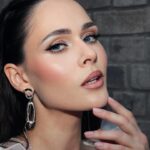 Julia Sanina Instagram - Звичайно, для такої важливої події як BAFTA TV Awards я обрала тотал-лук від українських дизайнерів. Для мене це принципово важливо. Сукню для церемонії від @valerykovalska обирали між чорною класичною та більш екстравагантною. Вибрали більш помітну — вона яскрава, але при цьому дуже ніжна. А ще вона відповідає настрою мого майбутнього туру Special Kiss. Квітковий силуєт сукні підкреслюють ніжні біло-рожеві відтінки. Туфлі — @kachorovska_atelier, сумка — @verbena_handbags, прикраси — діамантові сережки @sovajewels. Мейк-ап та зачіску робили теж українська команда @nencymakeup та @margaritakosheleva_, nails — @mvk.ua. Другий образ — піджак та червона спідниця для after-party BAFTA — від @darja_donezz. Style @slavachaika Фото: @sovadalufer