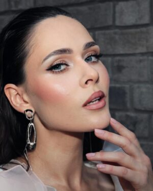 Julia Sanina Instagram - Звичайно, для такої важливої події як BAFTA TV Awards я обрала тотал-лук від українських дизайнерів. Для мене це принципово важливо. 
Сукню для церемонії від @valerykovalska обирали між чорною класичною та більш екстравагантною. Вибрали більш помітну — вона яскрава, але при цьому дуже ніжна. А ще вона відповідає настрою мого майбутнього туру Special Kiss. Квітковий силуєт сукні підкреслюють ніжні біло-рожеві відтінки. 
Туфлі — @kachorovska_atelier, 
сумка — @verbena_handbags, 
прикраси — діамантові сережки @sovajewels. 

Мейк-ап та зачіску робили теж українська команда @nencymakeup та @margaritakosheleva_, 
nails — @mvk.ua. 
Другий образ — піджак та червона спідниця для after-party BAFTA — від @darja_donezz.
Style @slavachaika 

Фото: @sovadalufer