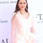 Julia Sanina Instagram - Звичайно, для такої важливої події як BAFTA TV Awards я обрала тотал-лук від українських дизайнерів. Для мене це принципово важливо. Сукню для церемонії від @valerykovalska обирали між чорною класичною та більш екстравагантною. Вибрали більш помітну — вона яскрава, але при цьому дуже ніжна. А ще вона відповідає настрою мого майбутнього туру Special Kiss. Квітковий силуєт сукні підкреслюють ніжні біло-рожеві відтінки. Туфлі — @kachorovska_atelier, сумка — @verbena_handbags, прикраси — діамантові сережки @sovajewels. Мейк-ап та зачіску робили теж українська команда @nencymakeup та @margaritakosheleva_, nails — @mvk.ua. Другий образ — піджак та червона спідниця для after-party BAFTA — від @darja_donezz. Style @slavachaika Фото: @sovadalufer