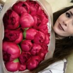 Julia Sanina Instagram - Random photo/video April 2024 1. Пусте відро/ваза 2. Завершення туру. Прощавай спина 3. Наша публіка the best 4. Retreat 5. Медитація 6. Півонії 7. Шах і Мат 8. В унісон 9. Стіна/Berlin