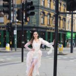 Julia Sanina Instagram - Звичайно, для такої важливої події як BAFTA TV Awards я обрала тотал-лук від українських дизайнерів. Для мене це принципово важливо. Сукню для церемонії від @valerykovalska обирали між чорною класичною та більш екстравагантною. Вибрали більш помітну — вона яскрава, але при цьому дуже ніжна. А ще вона відповідає настрою мого майбутнього туру Special Kiss. Квітковий силуєт сукні підкреслюють ніжні біло-рожеві відтінки. Туфлі — @kachorovska_atelier, сумка — @verbena_handbags, прикраси — діамантові сережки @sovajewels. Мейк-ап та зачіску робили теж українська команда @nencymakeup та @margaritakosheleva_, nails — @mvk.ua. Другий образ — піджак та червона спідниця для after-party BAFTA — від @darja_donezz. Style @slavachaika Фото: @sovadalufer