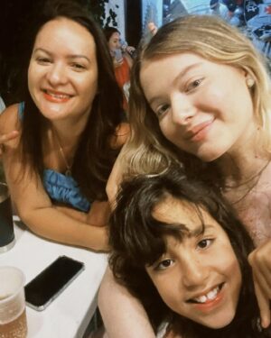 Julia Simoura Instagram - um sábado de muito amor com minhas meninas 💓