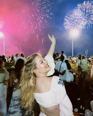 Julia Simoura Instagram - this night is sparkling ✨ HELLO 2024🤍