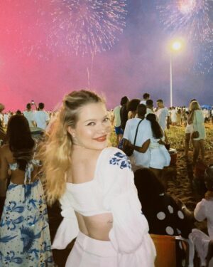 Julia Simoura Instagram - this night is sparkling ✨ HELLO 2024🤍