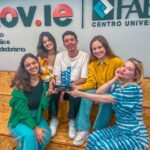 Julia Simoura Instagram - e hoje foi o dia tão esperado por nós durante meses, a finalização e entrega desse projeto lindo que construímos juntos. confesso que topar esse desafio da @aguiabranca.oficial em parceria com a @faesa_oficial realmente foi uma grande responsabilidade, mas não poderia ter terminado de maneira melhor. obrigada meu time @lara_albani @claralima_cl @gabrieltscopel @julia_trgn por toda a nossa construção desse trabalho lindo, por todo o aprendizado e experiência que tivemos um com o outro durante essa jornada. foi lindo! obrigada principalmente aos nossos professores @carinecardoso e @guga.coutinho que nos guiaram para concretizarmos essa campanha da melhor forma possível, juntamente com as mentorias essenciais com @mairadovale e @priperovano que nos ajudaram tanto. obrigada @lacosfaesa pela oportunidade e a equipe Águia Branca pela confiança no nosso trabalho. que seja apenas o primeiro de muitossss! RÉVEILLON EM CARAÍVA TÁ ONNN💙✨