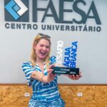 Julia Simoura Instagram - e hoje foi o dia tão esperado por nós durante meses, a finalização e entrega desse projeto lindo que construímos juntos. confesso que topar esse desafio da @aguiabranca.oficial em parceria com a @faesa_oficial realmente foi uma grande responsabilidade, mas não poderia ter terminado de maneira melhor. obrigada meu time @lara_albani @claralima_cl @gabrieltscopel @julia_trgn por toda a nossa construção desse trabalho lindo, por todo o aprendizado e experiência que tivemos um com o outro durante essa jornada. foi lindo! obrigada principalmente aos nossos professores @carinecardoso e @guga.coutinho que nos guiaram para concretizarmos essa campanha da melhor forma possível, juntamente com as mentorias essenciais com @mairadovale e @priperovano que nos ajudaram tanto. obrigada @lacosfaesa pela oportunidade e a equipe Águia Branca pela confiança no nosso trabalho. que seja apenas o primeiro de muitossss! RÉVEILLON EM CARAÍVA TÁ ONNN💙✨