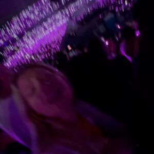 Julia Simoura Instagram - uma das noites mais incríveis, mágicas e especiais da minha vida. 

a juju criancinha jamais imaginaria que 15 anos depois teria seu maior sonho realizado, cantando histericamente todas as músicas que marcaram a infância. 

feliz demais! 🥹❤️‍🔥✨ #SoyRebeldeTour