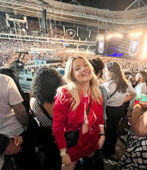 Julia Simoura Instagram - uma das noites mais incríveis, mágicas e especiais da minha vida. 

a juju criancinha jamais imaginaria que 15 anos depois teria seu maior sonho realizado, cantando histericamente todas as músicas que marcaram a infância. 

feliz demais! 🥹❤️‍🔥✨ #SoyRebeldeTour