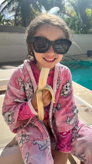Juliana Didone Instagram - 6 anos do acontecimento mais bonito, do olhar mais querido, do cheiro que é morada, da risada mais gostosa, da vida que multiplicou sentido, da parceria mais honesta, da minha festa particular diária. Hoje é dia dela, da minha filha, da minha fada, da minha flor! Que o mundo retribua todo amor que ela oferta. Que seja doce sua caminhada. Celebro sua vida em cada segundo e agradeço em silêncio, o tempo inteiro, sua chegada. Que sorte a minha! Te amo do tamanho do universo, de todas as estrelas, oceanos, montanhas, e planetas e meteoros. É infinito e convicto o meu amor por você! Feliz aniversário minha luz, minha Liz! 

🌈🩷☀️🎈✨