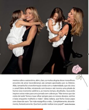 Juliana Didone Instagram - Maternidade sem culpa! Será que é possível? 

DIA DAS MÃES chegando, e conversei com  a @karlaprecioso sobre a felicidade absurda e a cobrança gigantesca que sentimos ao ser mãe. É tudo junto e misturado mesmo. 

Já tá no digital e dia 10/5 nas bancas! 
Vem ler!!

@revistaanamaria 🌹

Foto @edurodriguesofficial 
Make Up @danikobert 
Assessoria @passarim.comunicacao