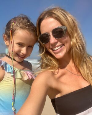 Juliana Didone Instagram - Hoje acordei pensando sobre o privilégio. Sobre o privilégio do simples. Da alegria de ter uma cama pra dormir, um café de manhã pra tomar. Poder andar de bicicleta, tomar um açaí, ou um banho de mar. Privilégio de poder abraçar minha filha, minha mãe, meus amigos.
Muitas vezes ficamos esperando coisas grandiosas acontecerem na nossa vida para sermos felizes, mais alegres e comemorativos, mas a grande verdade é que eventos grandiosos podem ser catastróficos, tudo pode mudar em tão pouco tempo. O simples é um presente que deve ser vivido no agora. O difícil mesmo, é ser simples e sentir sua beleza. Mas repara, experimenta!

☀️🌷