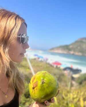 Juliana Didone Instagram - Hoje acordei pensando sobre o privilégio. Sobre o privilégio do simples. Da alegria de ter uma cama pra dormir, um café de manhã pra tomar. Poder andar de bicicleta, tomar um açaí, ou um banho de mar. Privilégio de poder abraçar minha filha, minha mãe, meus amigos.
Muitas vezes ficamos esperando coisas grandiosas acontecerem na nossa vida para sermos felizes, mais alegres e comemorativos, mas a grande verdade é que eventos grandiosos podem ser catastróficos, tudo pode mudar em tão pouco tempo. O simples é um presente que deve ser vivido no agora. O difícil mesmo, é ser simples e sentir sua beleza. Mas repara, experimenta!

☀️🌷